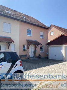Außenansicht mit Garagen