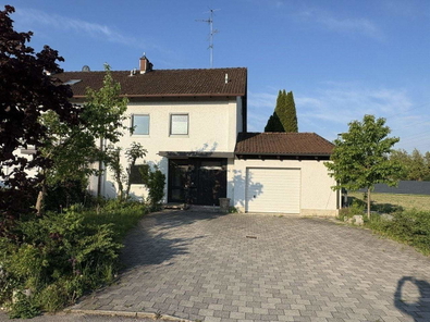 Hausansicht, Zufahrt, Garage