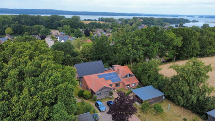 Luftaufnahme mit Ortschaft und See