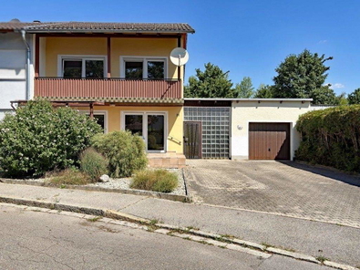 Haus mit Einfahrt und Garage