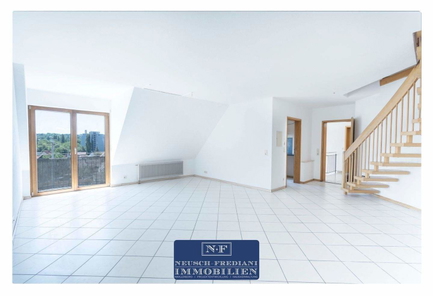 Geräumiger Wohn-Essbereich mit Zugang zum Balkon in der unteren Ebene