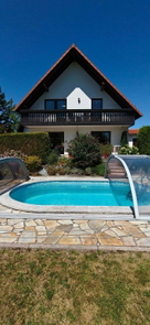 Top Haus und Pool.jpg