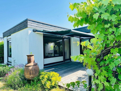 Die sonnige Terrasse mit Markise