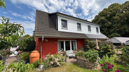 Außenansicht mit Garten