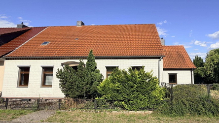 Hausansicht mit Zufahrt
