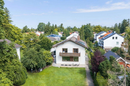 Luftaufnahme – Gartenseite mit Photovoltaikanlage