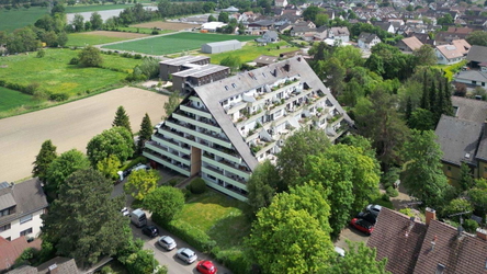 Die Wohnung liegt herrlich, umgeben von viel Grün