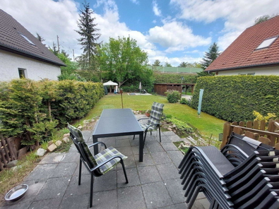 Blick auf 2 Terrassen im Garten