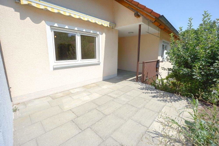 schöne sonnige Terrasse im Grünen