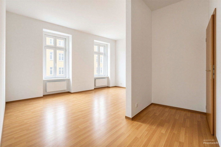 Zimmer und Flur - Möbel digital entfernt - (KI generiert)