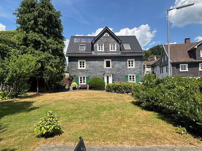 Ansicht Haus mit Garten