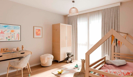 Helles Kinderzimmer mit Platz zum Spielen und Lernen