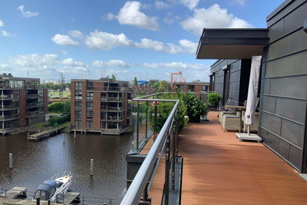 Dachterrasse mit Blick zum Wasser