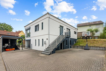 Ansicht mit Park- und Hofflächen