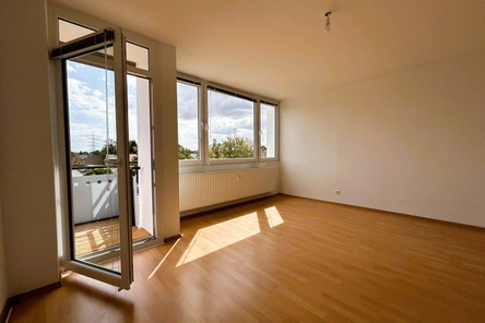 Einladender Wohnbereich mit Balkonausgang