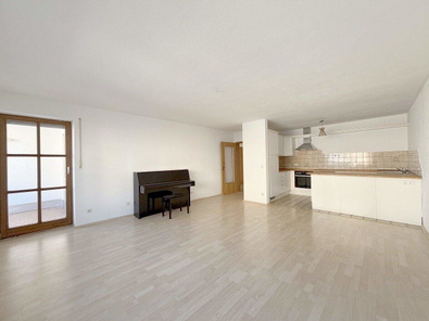 Großes helles Wohnzimmer mit offener Küche