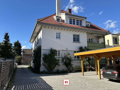 Wohnhaus mit Hof und Carport