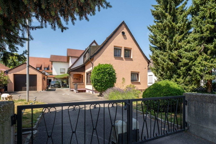 Haus mit Hoftoreinfahrt