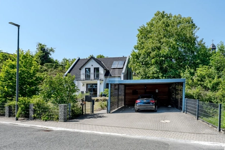 Außenansicht mit Doppelcarport