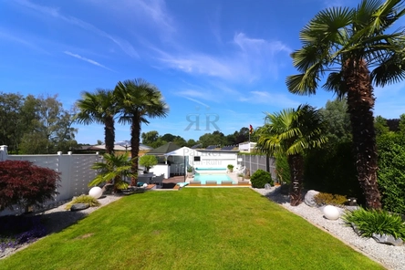 Garten und Poolbereich