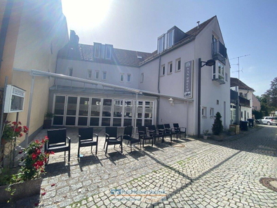Außenansicht mit Terrasse