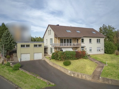 Haus mit Auffahrt
