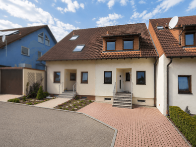 Außenansicht Eingangsbereich mit Stellplatz