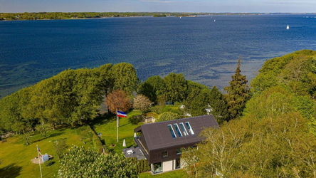 Luftaufnahme des Hauses in direkter Lage über der Förde