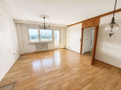 Wohnzimmer mit Balkon