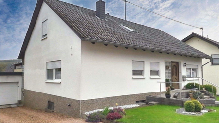 Vorderseite und Garage