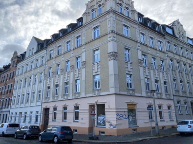 benachbartes Eckgebäude