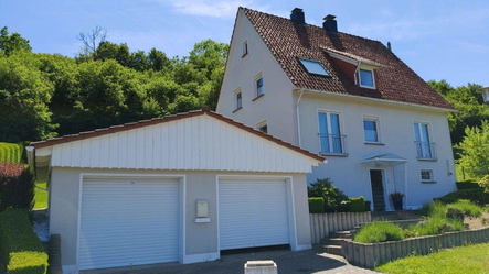 Hausansicht mit Garagen