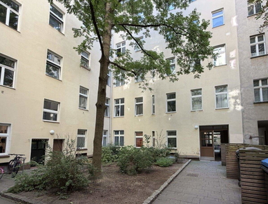 Blick zum Quergebäude