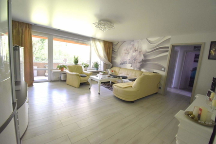 Wohnzimmer mit Zugang Balkon.JPG