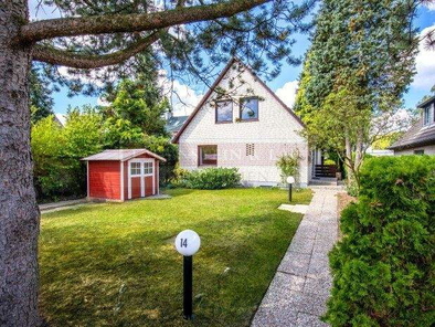 1. Solides Wohnhaus mit großzügigem Vorgarten