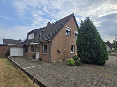 Haus mit Stellplätzen.jpg