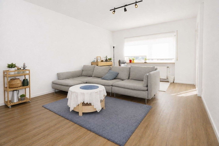 Wohnzimmer mit Balkonzugang