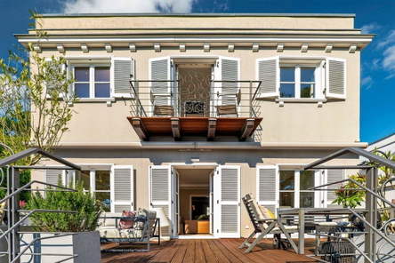 Rückseite mit großer Terrasse