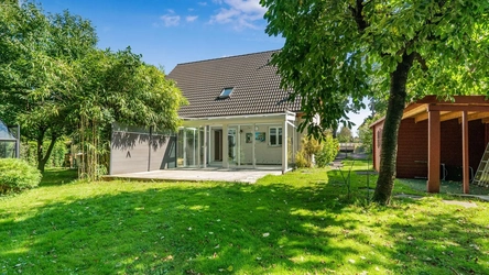 Garten mit Wintergarten