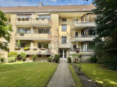 helle Fassade schöner Vorgarten