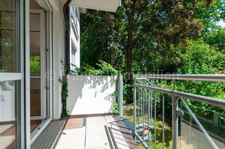 Balkon mit Treppe zum Garten
