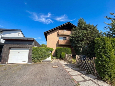 Vorderansicht mit Garage und Pkw-Stellplätzen