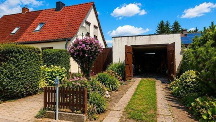 Hausansicht und Garage
