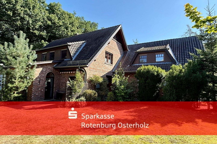Der Blick auf das Wohnhaus und der integrierten Garage.