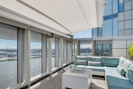 Hanseatisches Alleinstellungsmerkmal: Die einzigartige 53 m² große Dachterrasse mit Sonnensegel und Wasserspiel.