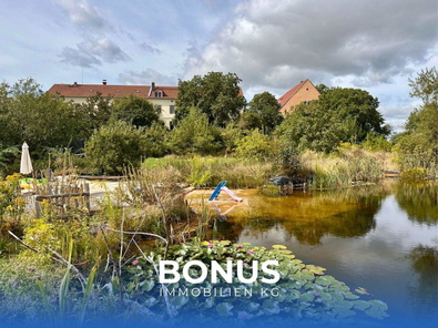 Idyllische Gartenanlage mit Schwimmteich