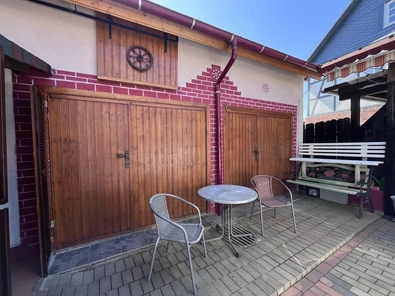 Hof mit Garage