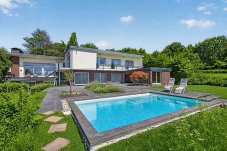 Hausansicht mit Pool