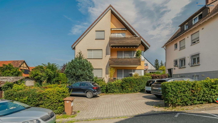 Straßenansicht mit Stellplätzen
