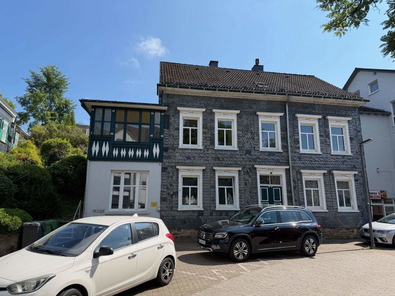 Graues Haus mit Balkon